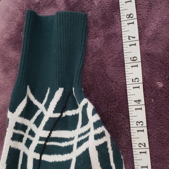 BCBGeneration. NWT. Green & White; Long Sleeves; Buttons; Crop; Sweater..Size L. - Picture 10 of 16